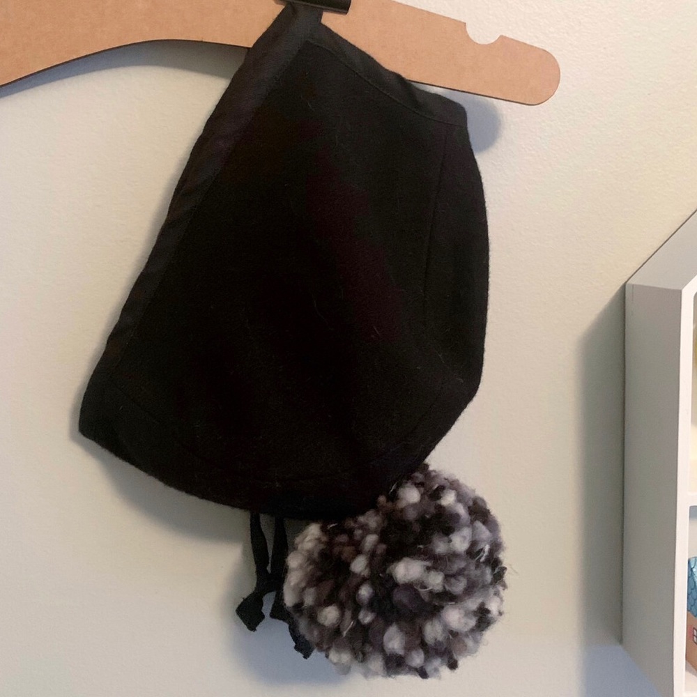 Black briar baby pom bonnet